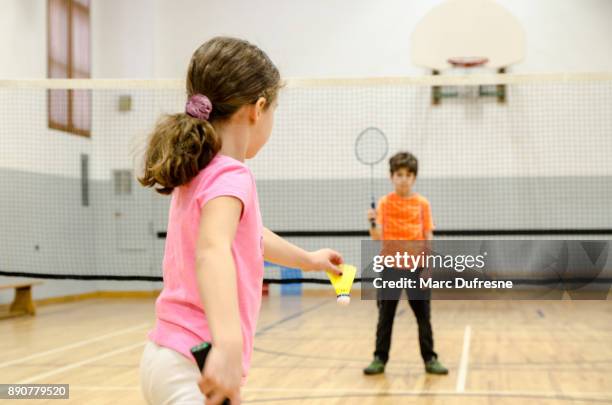 två barn spelar badminton i en gymnastiksal - fjäderboll bildbanksfoton och bilder