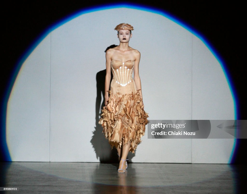 Fashion In Motion: Giles Deacon - Catwalk Show