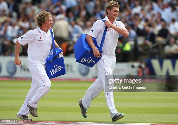 Drinks are brought on during day two of the npower 2nd Ashes Test Match between England and Australia at Lord's on July 17, 2009 in London, England.