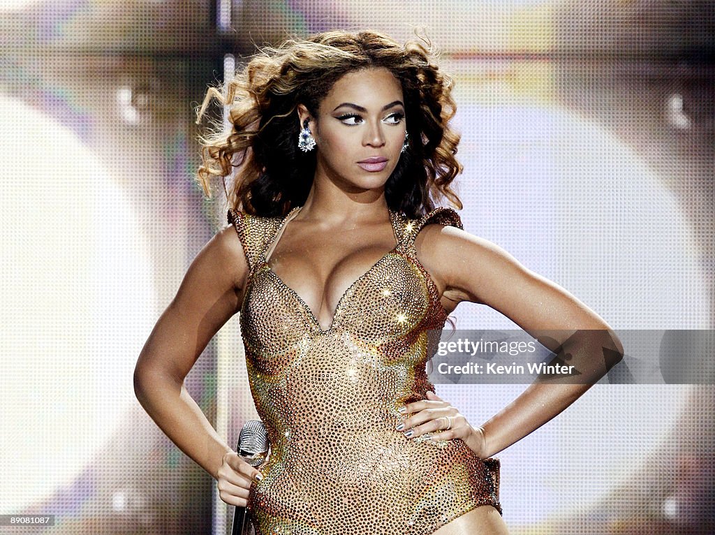 Beyonce Performs at The Staples Center