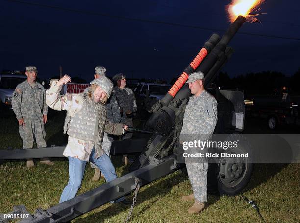 Musician Brian Stace fires the 105mm How at the 17th Annual Country Thunder USA music festival on July 17, 2009 in Twin Lakes, Wisconsin.