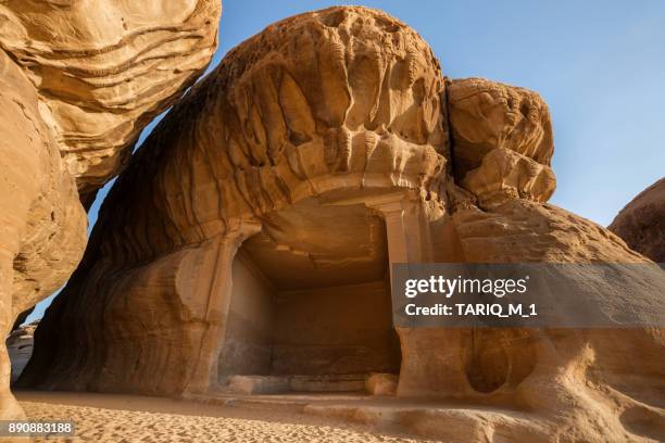 rock formation and carving, madain saleh, al madinah, al-hejaz, saudi arabia - mada'in saleh stockfoto's en -beelden