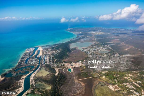 luchtfoto van nassau, als schot van een vliegtuig. - bahamas aerial stockfoto's en -beelden