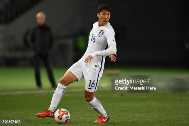 Jung Wooyoung of South Korea in action during the EAFF E-1 Men's Football Championship between North Korea and South Korea at Ajinomoto Stadium on...