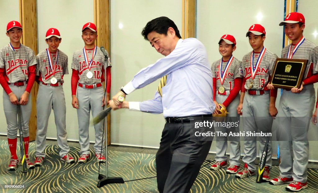 PM Abe Meets Kitasuna Little Members