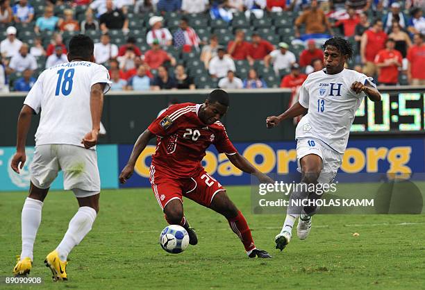 Canada's Patrice Bernier is challenged by Hondurans Melvin Vallardes and Carlo Costly during a CONCACAF Gold Cup quarterfinal match at Lincoln...