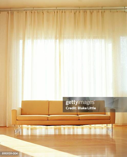 sofa in house, curtains in background - asta per le tende foto e immagini stock