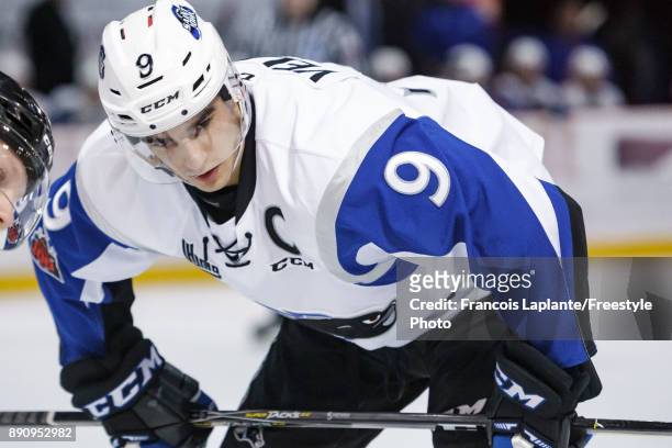 Joe Veleno of the Saint John Sea Dogs prepares for a faceoff against the Gatineau Olympiques on December 1, 2017 at Robert Guertin Arena in Gatineau,...