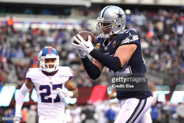 Jason Witten of the Dallas Cowboys catches a 20 yard pass to score a touchdown against the New York Giants in the fourth quarter during the game at...