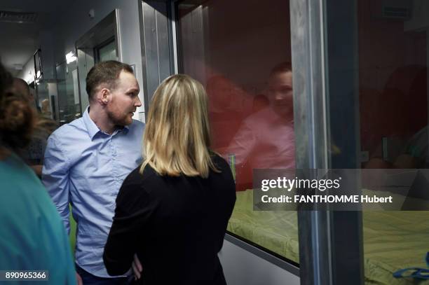 World premiere for the team of the hospital Saint-louis in Paris in a skin transplant operation: a big bury saved by his twin brother.Franck...