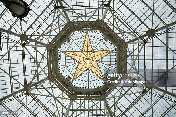 estrela dourada telhado gaylord texan resort & convention center - dallas imagens e fotografias de stock