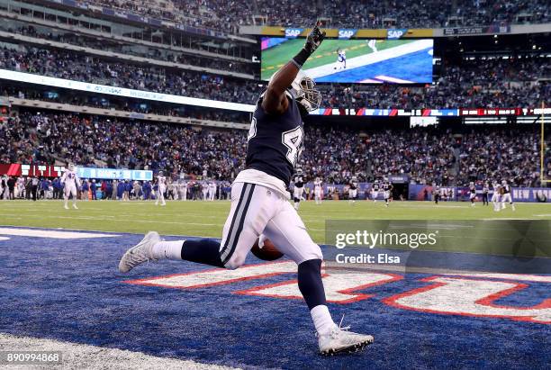 Rod Smith of the Dallas Cowboys celebrates his touchdown in the fourth quarter against the New York Giants on December 10, 2017 at MetLife Stadium in...