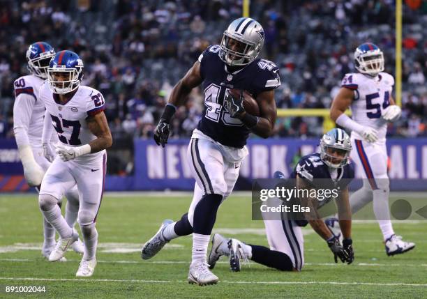 Rod Smith of the Dallas Cowboys scores a touchdown against the New York Giants during the fourth quarter in the game at MetLife Stadium on December...