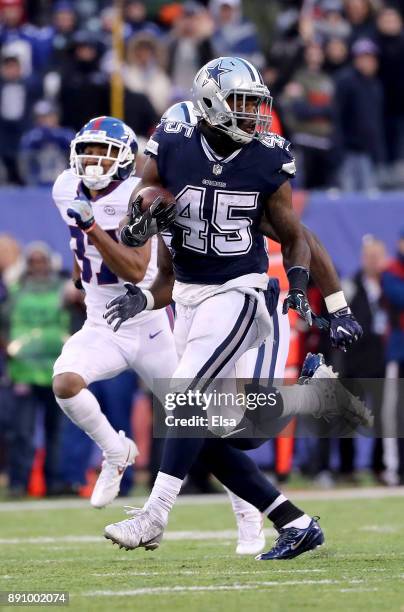 Rod Smith of the Dallas Cowboys scores an 81 yard touchdown against the New York Giants during the fourth quarter in the game at MetLife Stadium on...