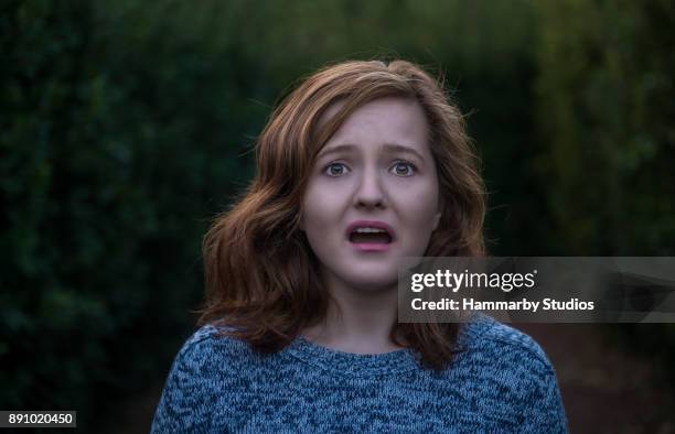 portret van geschokt jonge vrouw op zoek naar camera met negatieve gelaatsuitdrukking - fear stockfoto's en -beelden