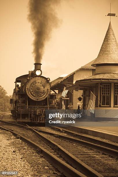 セピアビンテージアンティークの蒸気機関車に鉄道駅 - cowcatcher ストックフォトと画像
