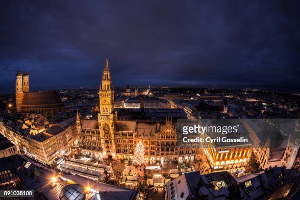 christmas market at the marienplatz in munich - münchen advent stock pictures, royalty-free photos & images