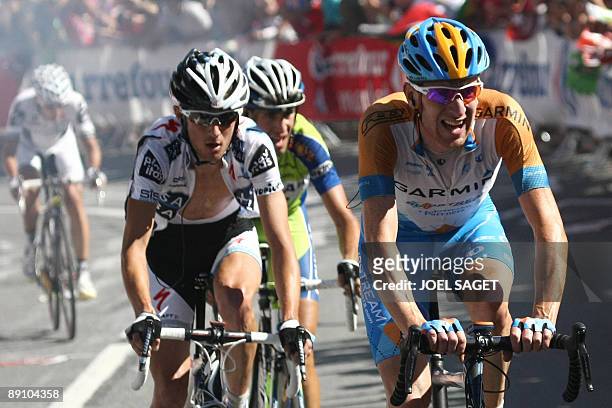 From R, third placed in the overall standings, US cycling team Garmin-Slipstream 's Bradley Wiggins of Great Britain, Italian cycling team Liquigas...