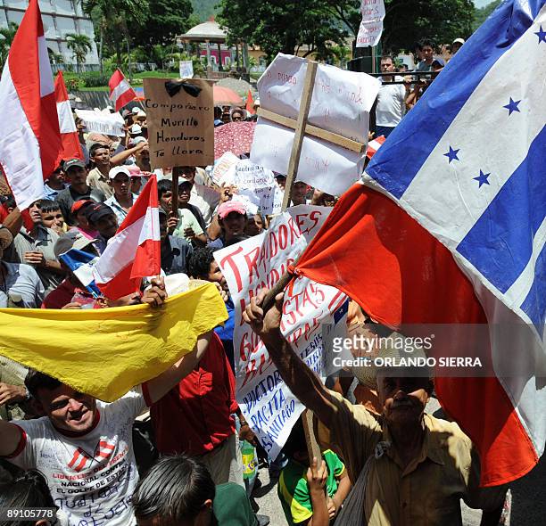 Members of the Honduran Liberal Party protest in support of Honduran ousted President Manuel Zelaya in Santa Barbara, 200 km northwest of Tegucigalpa...