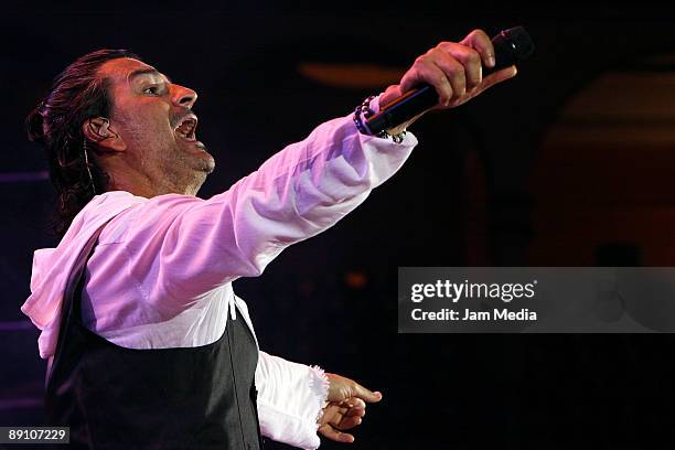 Ricardo Arjona performs at the Coliseo Centenario his "Quinto Piso" tour on July 18, 2009 in Torreon, Mexico.