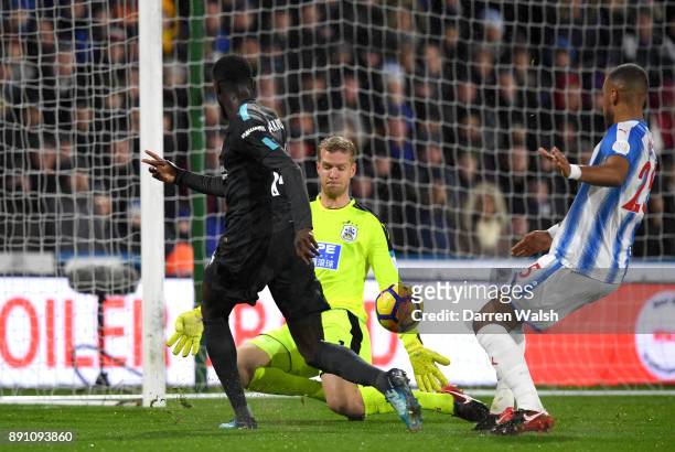 Tiemoue Bakayoko of Chelsea scores the first Chelsea goal during the Premier League match between Huddersfield Town and Chelsea at John Smith's...