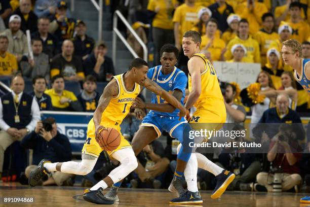 Michigan Charles Matthews in action vs UCLA Kris Wilkes at Crisler Center. Ann Arbor, MI 12/9/2017 CREDIT: David E. Klutho