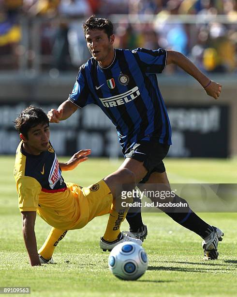 Javier Zanetti of Inter Milan battles for the ball with Renato Gonzalez of Club America during the World Football Challenge at Stanford Stadium on...