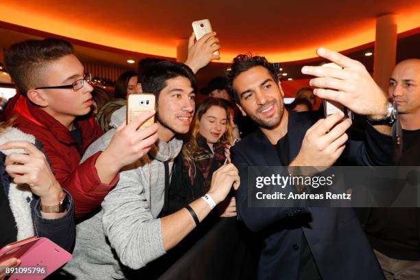 Elyas M'Barek poses with supporters during the 'Dieses bescheuerte Herz' premiere on December 12, 2017 in Berlin, Germany.