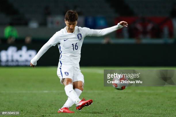 Jung Wooyoung of South Korea in action during the EAFF E-1 Men's Football Championship between North Korea and South Korea at Ajinomoto Stadium on...
