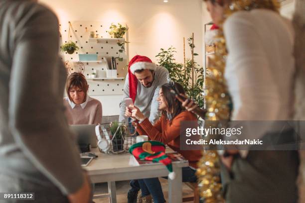 trabajo navidad - office christmas party fotografías e imágenes de stock