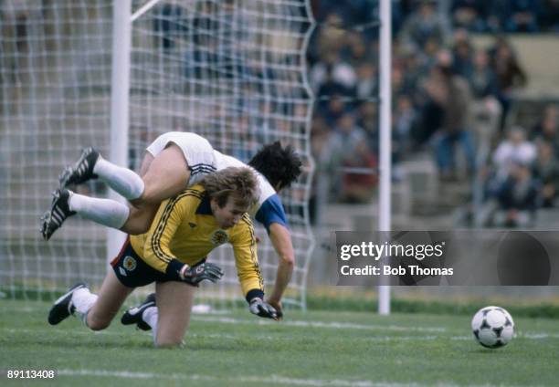 Scotland goalkeeper Alan Rough collides with Israel's Benny Tabak during the FIFA World Cup Qualifying match in Tel Aviv, 25th February 1981....