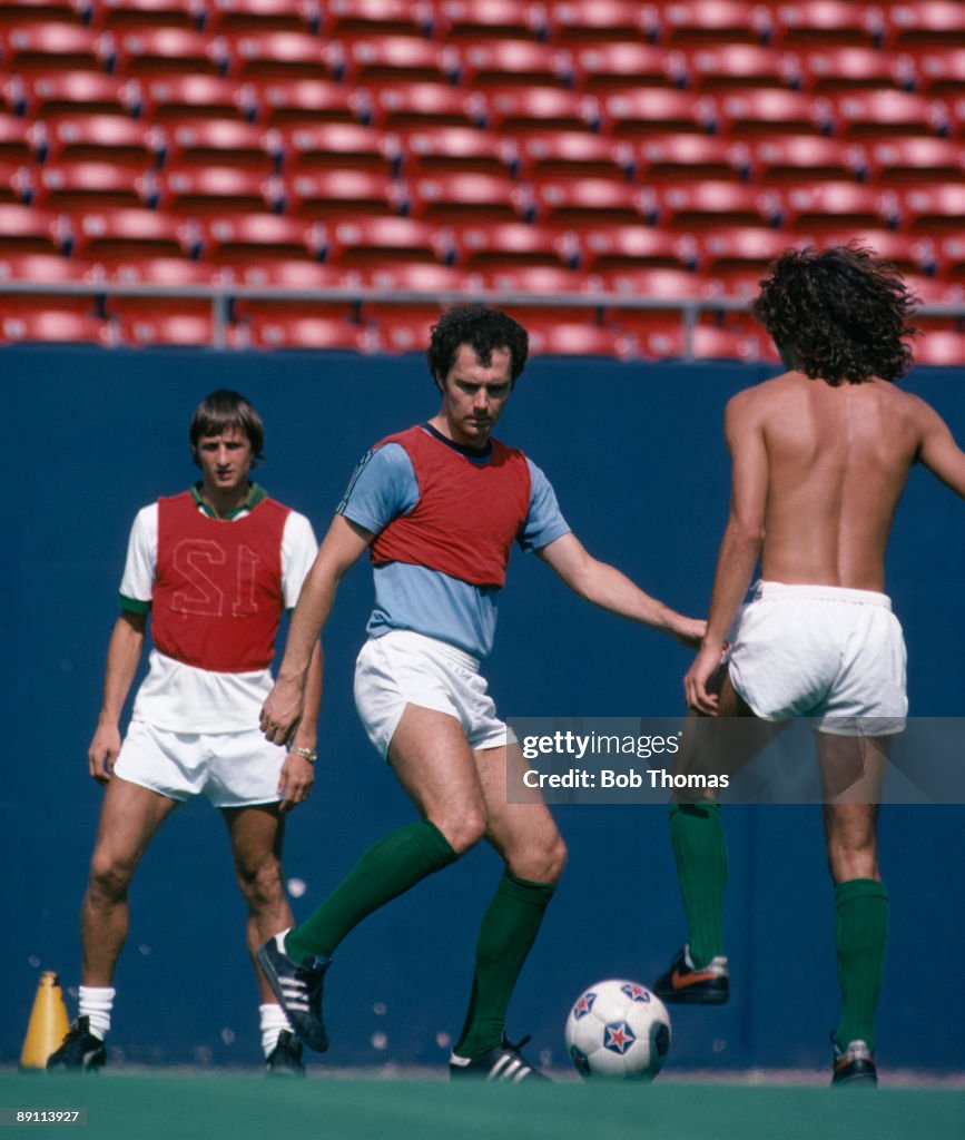 Frans Beckenbauer and Johan Cruyff training with the New York Cosmos... Nachrichtenfoto Getty Frans Beckenbauer and Johan Cruyff training with the New York Cosmos... Nachrichtenfoto Getty