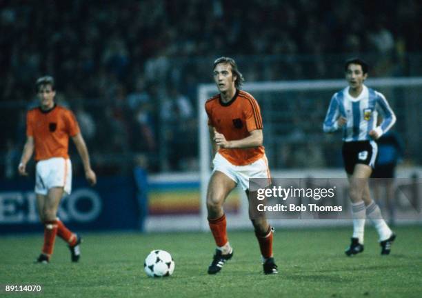 Johan Neeksens in action for Holland against Argentina in the FIFA 75th Anniversary match played at the Wankdorf Stadium in Berne, 22nd May 1979.