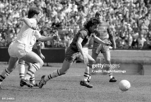 Mickey Thomas of Chelsea runs with the ball during the English Division Two match between Chelsea and Leeds United held on April 28, 1984 at Stamford...