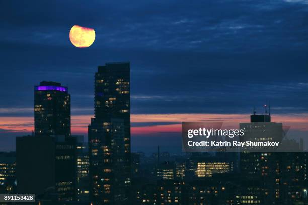 december super moon in city - super pink moon foto e immagini stock