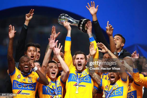 Andre Pierre Gignac of Tigres lifts the trophy with his teammates to celebrate after winning the second leg of the Torneo Apertura 2017 Liga MX final...