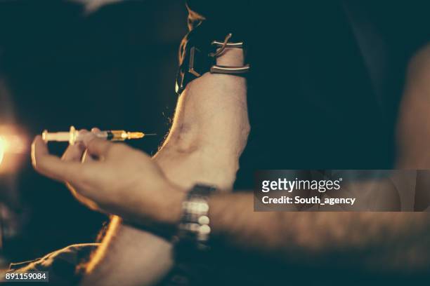 薬剤注入ヘロインの常習者の腕に - 薬物乱用 ストックフォトと画�像