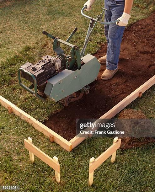 man tilling the ground. - cayucos 個照片及圖片檔