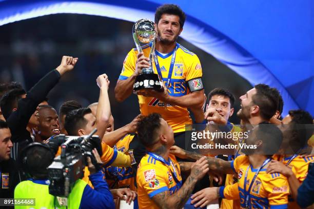 Damian Alvarez of Tigres lifts the trophy to celebrate after winning the second leg of the Torneo Apertura 2017 Liga MX final between Monterrey and...