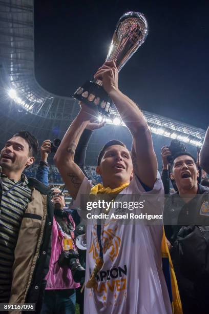 Alberto Acosta of Tigres lifts the winner's trophy after winning the second leg of the Torneo Apertura 2017 Liga MX final between Monterrey and...