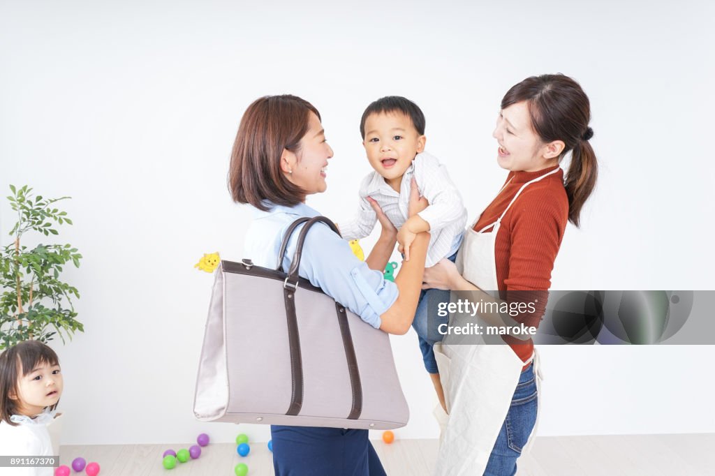 Moeders met kinderen van en naar de kleuterschool