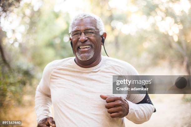 senior african american man joggen - running man stockfoto's en -beelden