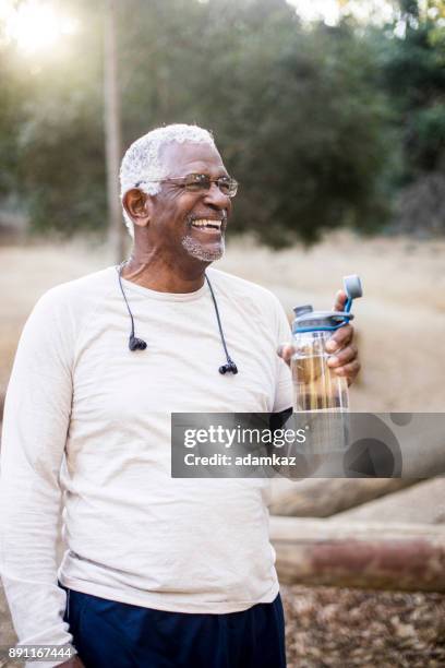 シニアのアフリカ系アメリカ人の飲料水 - water glasses ストックフォトと画像