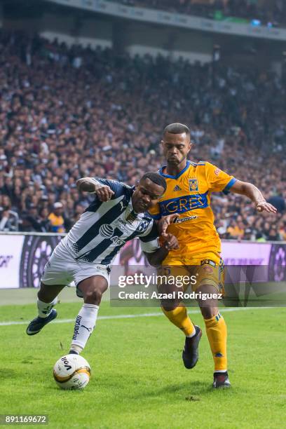 Dorlan Pabon of Monterrey fights for the ball with Rafael De Souza of Tigres during the second leg of the Torneo Apertura 2017 Liga MX final between...