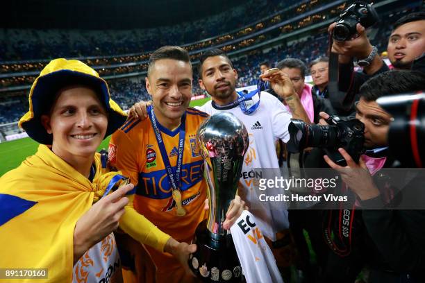 Jose Torres, Juninho and Javier Aquino of Tigres celebrate with the trophy after winning the second leg of the Torneo Apertura 2017 Liga MX final...