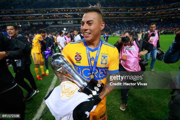 Eduardo Vargas of Tigres celebrates with the trophy after winning the second leg of the Torneo Apertura 2017 Liga MX final between Monterrey and...