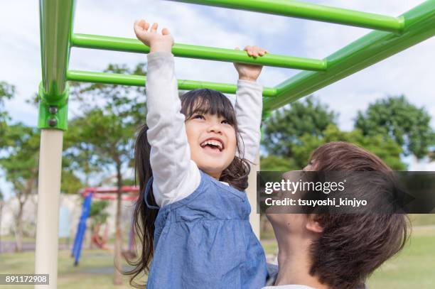 père et fille jouant dans le parc - cage à poules photos et images de collection