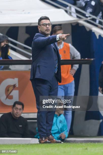 Antonio Mohamed, coach of Monterrey, gives instructions during the second leg of the Torneo Apertura 2017 Liga MX final between Monterrey and Tigres...