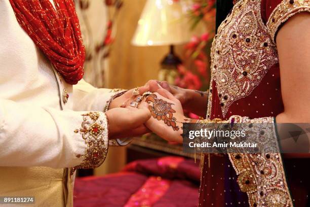 holding hands - pakistan stockfoto's en -beelden