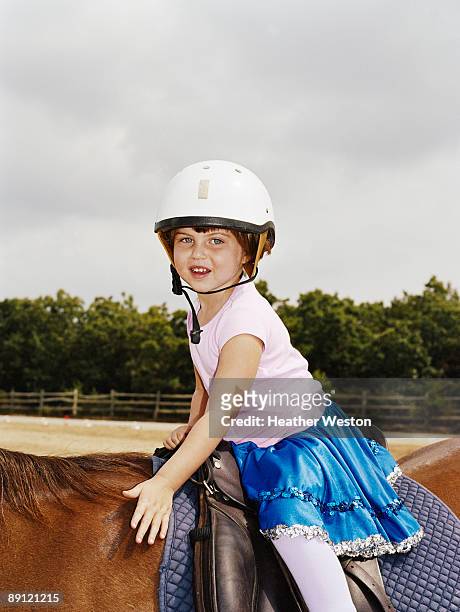 girl riding horse - heather helm - fotografias e filmes do acervo
